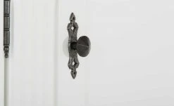 maison bleue Highboard Petit Chalet | Weiß / Asteiche mit Glasboden -Komm Store 12232257 11 202207082231