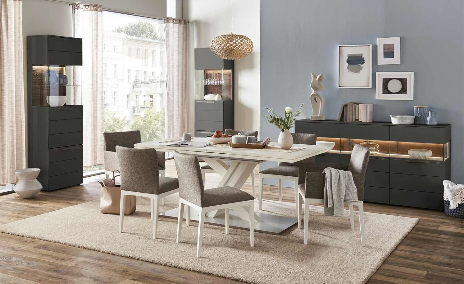 Berger & Rath Vitrine Claro | Anthrazit links Sichtbare Rückwand gesandstrahlt 1 Berger & Rath Vitrine Claro | Anthrazit links Sichtbare Rückwand gesandstrahlt