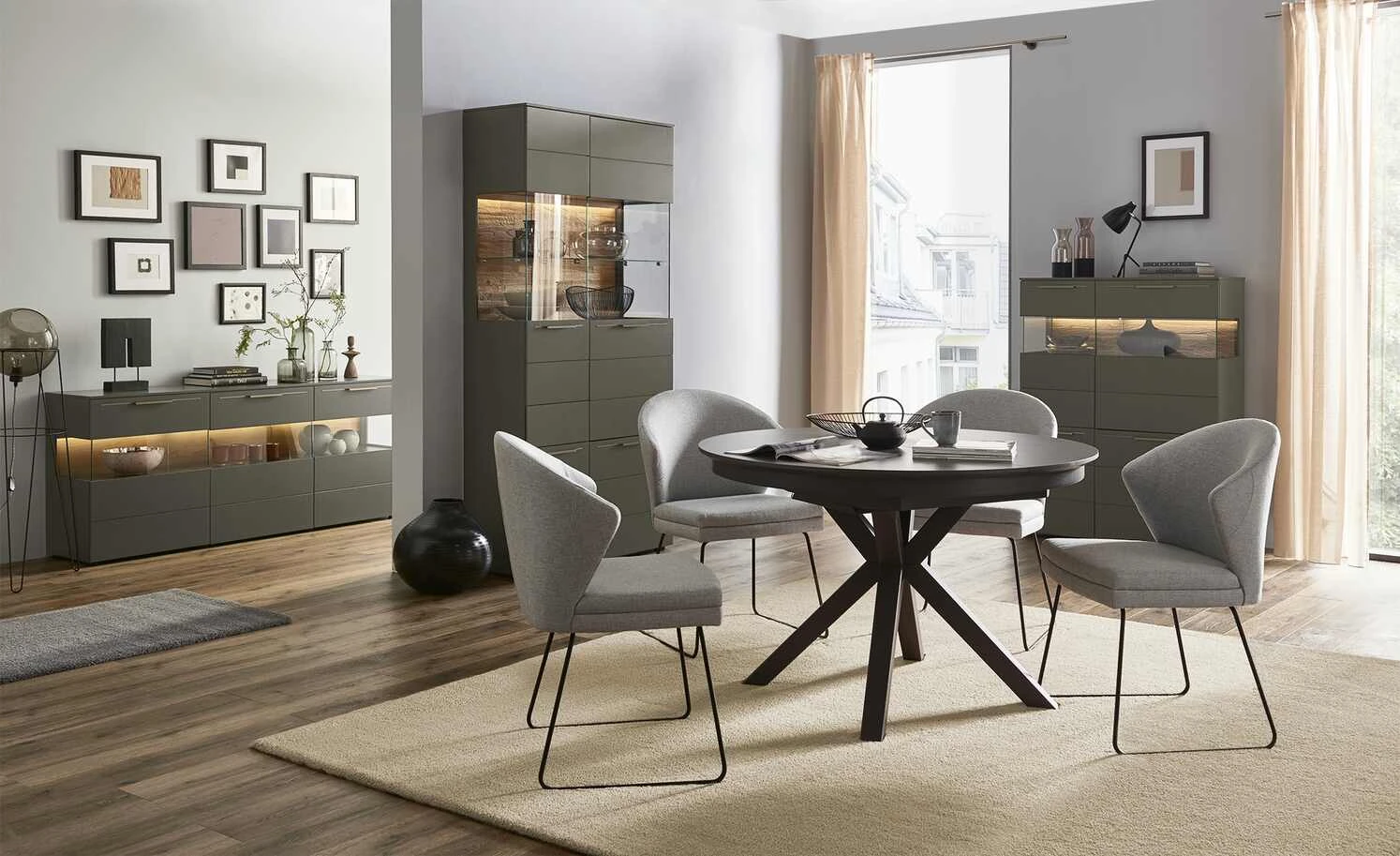 Berger & Rath Vitrine Claro | Londra (Hellgrau) Sichtbare Rückwand: Wildeiche mit Glaseinlegeböden 1 Berger & Rath Vitrine Claro | Londra (Hellgrau) Sichtbare Rückwand: Wildeiche mit Glaseinlegeböden