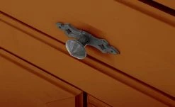 maison bleue Highboard Petit Chalet | Cognac antik (Braun) mit Glastüren -Komm Store 13232365 12 202206232232