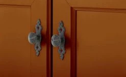 maison bleue Highboard Petit Chalet | Cognac antik (Braun) mit Glastüren -Komm Store 13232365 13 202206232232