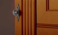 maison bleue Highboard Petit Chalet | Cognac antik (Braun) mit Glastüren -Komm Store 13232365 14 202206232232