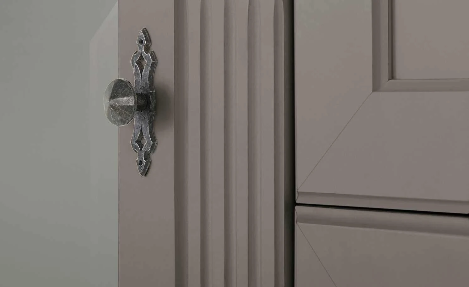 maison bleue Highboard Petit Chalet | Graphitgrau / Asteiche mit Glastüren 9 maison bleue Highboard Petit Chalet | Graphitgrau / Asteiche mit Glastüren – Bild 9